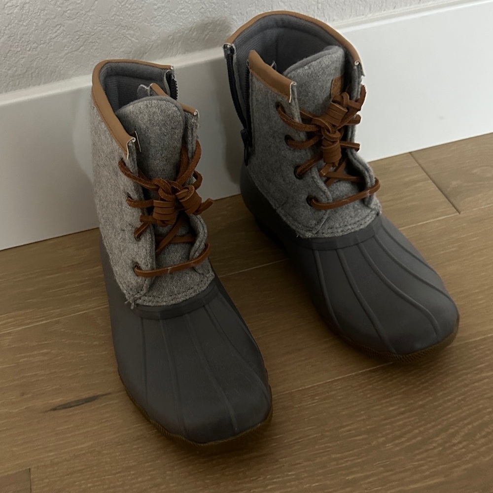 Sperry Kids Gray and Tan Boots kids size 3 in new condition never worn